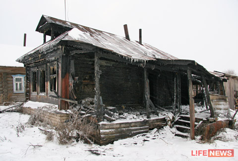 %D0%A0%D0%BE%D0%B4%D0%B8%D1%82%D0%B5%D0%BB%D0%B8%20%D0%BD%D0%B0%20%D1%80%D1%83%D0%BA%D0%B0%D1%85%20%D0%B2%D1%8B%D0%BD%D0%B5%D1%81%D0%BB%D0%B8%20%D0%B4%D0%B5%D1%82%D0%B5%D0%B9%20%D0%B8%D0%B7%20%D0%B3%D0%BE%D1%80%D1%8F%D1%89%D0%B5%D0%B3%D0%BE%20%D0%B4%D0%BE%D0%BC%D0%B0