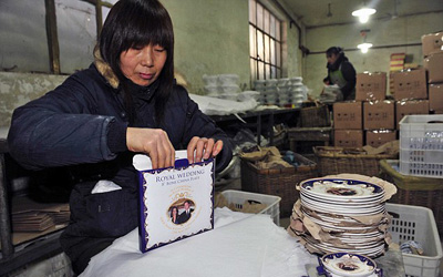 %D0%9E%D0%B4%D0%BD%D0%B0%20%D0%B8%D0%B7%20%D1%80%D0%B0%D0%B1%D0%BE%D1%82%D0%BD%D0%B8%D1%86%20%D0%BA%D0%B8%D1%82%D0%B0%D0%B9%D1%81%D0%BA%D0%BE%D0%B9%20%D1%84%D0%B0%D0%B1%D1%80%D0%B8%D0%BA%D0%B8%20%D1%81%20%D0%B3%D0%BE%D1%82%D0%BE%D0%B2%D1%8B%D0%BC%D0%B8%20%D1%81%D1%83%D0%B2%D0%B5%D0%BD%D0%B8%D1%80%D0%B0%D0%BC%D0%B8