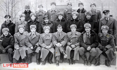 %D0%92%20%D1%86%D0%B5%D0%BD%D1%82%D1%80%D0%B5%20%D0%B2%20%D0%BD%D0%B8%D0%B6%D0%BD%D0%B5%D0%BC%20%D1%80%D1%8F%D0%B4%D1%83%20%D0%B2%20%D0%BF%D0%B8%D0%BB%D0%BE%D1%82%D0%BA%D0%B5%20%E2%80%94%20%D0%BF%D0%BE%D0%B4%D0%BF%D0%BE%D0%BB%D0%BA%D0%BE%D0%B2%D0%BD%D0%B8%D0%BA%20%D0%9C%D1%83%D0%B1%D0%B0%D1%80%D0%B0%D0%BA%2C%20%D0%BA%D1%80%D0%B0%D0%B9%D0%BD%D0%B8%D0%B9%20%D1%81%D0%BF%D1%80%D0%B0%D0%B2%D0%B0%20%E2%80%94%20%D0%91%D0%BE%D1%80%D0%B8%D1%81%20%D0%9F%D0%BE%D0%B3%D0%BE%D0%B6%D0%B5%D0%B2