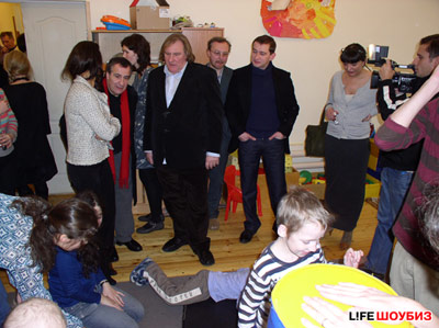 %D0%9F%D0%BE%D1%87%D0%B5%D1%82%D0%BD%D1%8B%D0%B5%20%D0%B3%D0%BE%D1%81%D1%82%D0%B8%20%D1%80%D0%B0%D1%81%D0%BA%D1%80%D0%B0%D1%81%D0%B8%D0%BB%D0%B8%20%D0%B1%D1%83%D0%B4%D0%BD%D0%B8%20%D0%B4%D0%B5%D1%82%D0%B8%D1%88%D0%B5%D0%BA%20%D1%8F%D1%80%D0%BA%D0%B8%D0%BC%D0%B8%20%D0%BA%D1%80%D0%B0%D1%81%D0%BA%D0%B0%D0%BC%D0%B8