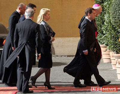 %D0%9C%D0%B5%D0%B4%D0%B2%D0%B5%D0%B4%D0%B5%D0%B2%20%D0%BF%D1%80%D0%B8%D0%B5%D1%85%D0%B0%D0%BB%20%D0%B2%20%D0%92%D0%B0%D1%82%D0%B8%D0%BA%D0%B0%D0%BD%20%D0%B2%D0%BC%D0%B5%D1%81%D1%82%D0%B5%20%D1%81%20%D1%81%D1%83%D0%BF%D1%80%D1%83%D0%B3%D0%BE%D0%B9