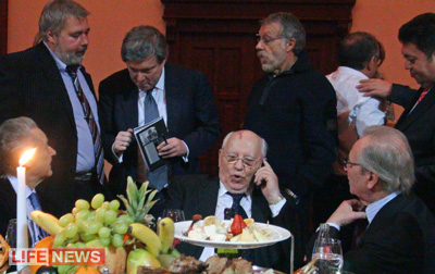 %D0%92%20%D0%B3%D0%BE%D1%81%D1%82%D0%B8%20%D0%BA%20%D0%B8%D0%BC%D0%B5%D0%BD%D0%B8%D0%BD%D0%BD%D0%B8%D0%BA%D1%83%20%D0%BF%D1%80%D0%B8%D1%88%D0%BB%D0%B8%20%D1%81%D1%82%D0%B0%D1%80%D1%8B%D0%B5%20%D0%B4%D1%80%D1%83%D0%B7%D1%8C%D1%8F