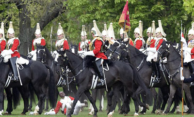 %D0%9E%D0%B4%D0%B8%D0%BD%20%D0%B8%D0%B7%20%D0%BA%D0%B0%D0%B2%D0%B0%D0%BB%D0%B5%D1%80%D0%B8%D1%81%D1%82%D0%BE%D0%B2%20%D1%83%D0%BF%D0%B0%D0%BB%20%D0%BF%D1%80%D1%8F%D0%BC%D0%BE%20%D0%BF%D0%BE%D0%B4%20%D0%BA%D0%BE%D0%BF%D1%8B%D1%82%D0%B0%20%D0%BB%D0%BE%D1%88%D0%B0%D0%B4%D0%B5%D0%B9