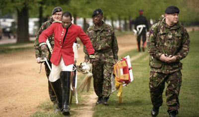 %D0%9E%D1%84%D0%B8%D1%86%D0%B5%D1%80%20%D0%BE%D1%82%D0%B4%D0%B5%D0%BB%D0%B0%D0%BB%D1%81%D1%8F%20%D0%B8%D1%81%D0%BF%D1%83%D0%B3%D0%BE%D0%BC%20%D0%B8%20%D0%BF%D0%B0%D1%80%D0%BE%D0%B9%20%D1%81%D0%B8%D0%BD%D1%8F%D0%BA%D0%BE%D0%B2