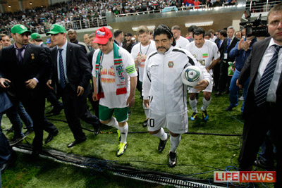 %D0%A1%D0%B1%D0%BE%D1%80%D0%BD%D1%83%D1%8E%20%D0%B7%D0%B2%D0%B5%D0%B7%D0%B4%20%D0%BC%D0%B8%D1%80%D0%B0%20%D0%BD%D0%B0%20%D0%BF%D0%BE%D0%BB%D0%B5%20%D0%B2%D1%8B%D0%B2%D0%B5%D0%BB%20%D1%81%D0%B0%D0%BC%20%D0%94%D0%B8%D0%B5%D0%B3%D0%BE%20%D0%9C%D0%B0%D1%80%D0%B0%D0%B4%D0%BE%D0%BD%D0%B0