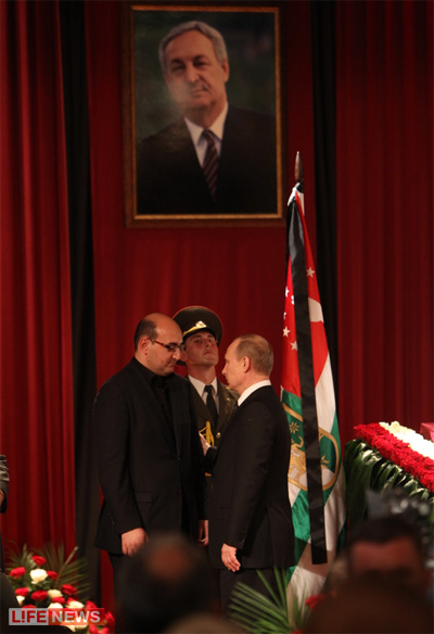 %D0%9F%D1%80%D0%B5%D0%BC%D1%8C%D0%B5%D1%80%20%D0%BF%D1%80%D0%B8%D0%B1%D1%8B%D0%BB%20%D0%B2%20%D0%A1%D1%83%D1%85%D1%83%D0%BC%20%D0%BB%D0%B8%D1%87%D0%BD%D0%BE%20%D0%BF%D1%80%D0%BE%D1%81%D1%82%D0%B8%D1%82%D1%8C%D1%81%D1%8F%20%D1%81%20%D0%A1%D0%B5%D1%80%D0%B3%D0%B5%D0%B5%D0%BC%20%D0%91%D0%B0%D0%B3%D0%B0%D0%BF%D1%88%D0%B5%D0%BC