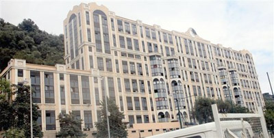 %D0%94%D0%B2%D0%BE%D0%B5%20%D0%B7%D0%B0%D0%B3%D0%BE%D0%B2%D0%BE%D1%80%D1%89%D0%B8%D0%BA%D0%BE%D0%B2%20%D0%B2%D1%8B%D0%BF%D1%80%D1%8B%D0%B3%D0%BD%D1%83%D0%BB%D0%B8%20%D1%81%20%D1%82%D1%80%D0%B5%D1%82%D1%8C%D0%B5%D0%B3%D0%BE%20%D1%8D%D1%82%D0%B0%D0%B6%D0%B0%2C%20%D0%BA%D0%B0%D0%BA%20%D1%82%D0%BE%D0%BB%D1%8C%D0%BA%D0%BE%20%D0%B7%D0%B0%D0%BC%D0%B5%D1%82%D0%B8%D0%BB%D0%B8%20%D0%BF%D0%BE%D0%BB%D0%B8%D1%86%D0%B8%D1%8E.