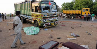 %D0%92%20%D1%82%D0%B5%D0%BC%D0%BD%D0%BE%D1%82%D0%B5%20%D0%B2%D0%BE%D0%B4%D0%B8%D1%82%D0%B5%D0%BB%D1%8C%20%D0%B3%D1%80%D1%83%D0%B7%D0%BE%D0%B2%D0%B8%D0%BA%D0%B0%20%D0%BD%D0%B5%20%D0%B7%D0%B0%D0%BC%D0%B5%D1%82%D0%B8%D0%BB%20%D1%81%D0%BF%D1%8F%D1%89%D0%B8%D1%85%20%D0%B8%20%D0%BF%D1%80%D0%BE%D0%B5%D1%85%D0%B0%D0%BB%D1%81%D1%8F%20%D0%BF%D1%80%D1%8F%D0%BC%D0%BE%20%D0%BF%D0%BE%20%D0%BD%D0%B8%D0%BC