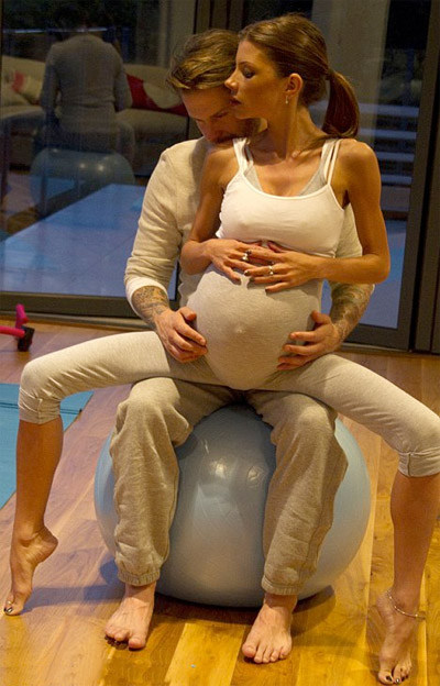 %D0%92%D0%B8%D0%BA%D1%82%D0%BE%D1%80%D0%B8%D1%8F%20%D0%B8%20%D0%94%D1%8D%D0%B2%D0%B8%D0%B4%20%D0%BF%D0%BE%D0%BA%D0%B0%D0%B7%D1%8B%D0%B2%D0%B0%D1%8E%D1%82%20%D1%81%D0%B2%D0%BE%D0%B8%D0%BC%20%D0%BF%D1%80%D0%B8%D0%BC%D0%B5%D1%80%D0%BE%D0%BC%2C%20%D0%BA%D0%B0%D0%BA%20%D0%B3%D0%BE%D1%82%D0%BE%D0%B2%D0%B8%D1%82%D1%8C%D1%81%D1%8F%20%D0%BA%20%D1%80%D0%BE%D0%B4%D0%B0%D0%BC