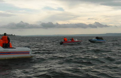 %D0%9D%D0%B0%20%D0%BE%D1%82%D0%BA%D1%80%D1%8B%D1%82%D1%83%D1%8E%20%D0%B2%D0%BE%D0%B4%D1%83%20%D0%B2%D1%8B%D1%88%D0%BB%D0%B8%20%D0%B4%D0%B5%D1%81%D1%8F%D1%82%D0%BA%D0%B8%20%D1%81%D0%BF%D0%B0%D1%81%D0%B0%D1%82%D0%B5%D0%BB%D1%8C%D0%BD%D1%8B%D1%85%20%D0%BE%D1%82%D1%80%D1%8F%D0%B4%D0%BE%D0%B2