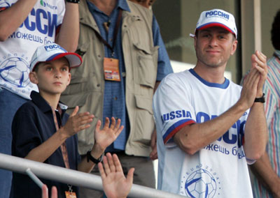 %D0%90%D1%80%D0%BA%D0%B0%D0%B4%D0%B8%D0%B9%20%D0%90%D0%B1%D1%80%D0%B0%D0%BC%D0%BE%D0%B2%D0%B8%D1%87%20%D1%81%20%D0%BC%D0%BE%D0%BB%D0%BE%D0%B4%D1%8B%D1%85%20%D0%BB%D0%B5%D1%82%20%D1%80%D0%B5%D1%88%D0%B8%D0%BB%20%D0%BF%D0%BE%D0%B9%D1%82%D0%B8%20%D0%BF%D0%BE%20%D1%81%D1%82%D0%BE%D0%BF%D0%B0%D0%BC%20%D0%BE%D1%82%D1%86%D0%B0%20(%D1%84%D0%BE%D1%82%D0%BE%20%D1%81%20%D1%81%D0%B0%D0%B9%D1%82%D0%B0%20thesun.co.uk)%20