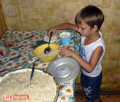 %D0%9C%D0%B0%D0%BB%D1%8B%D1%88%D0%B8%20%D0%BF%D0%BE%D1%87%D1%82%D0%B8%20%D0%BA%D0%B0%D0%B6%D0%B4%D1%8B%D0%B9%20%D0%B4%D0%B5%D0%BD%D1%8C%20%D0%BF%D0%B8%D1%82%D0%B0%D1%8E%D1%82%D1%81%D1%8F%20%D0%BE%D0%B4%D0%BD%D0%B8%D0%BC%D0%B8%20%D0%BC%D0%B0%D0%BA%D0%B0%D1%80%D0%BE%D0%BD%D0%B0%D0%BC%D0%B8%20