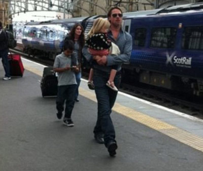 %D0%97%D0%B2%D0%B5%D0%B7%D0%B4%D0%BD%D0%B0%D1%8F%20%D1%81%D0%B5%D0%BC%D1%8C%D1%8F%20%D0%BF%D1%80%D0%B8%D0%B1%D1%8B%D0%BB%D0%B0%20%D0%B2%20%D0%B3%D0%BB%D0%B0%D0%B7%D0%B3%D0%BE%20%D0%BD%D0%B0%20%D1%81%D0%BE%D0%B1%D1%81%D1%82%D0%B2%D0%B5%D0%BD%D0%BD%D0%BE%D0%BC%20%D0%BF%D0%BE%D0%B5%D0%B7%D0%B4%D0%B5%20(%D1%84%D0%BE%D1%82%D0%BE%20%D1%81%20%D1%81%D0%B0%D0%B9%D1%82%D0%B0%20thesun.co.uk)