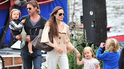 %D0%A1%D0%B5%D0%BC%D1%8C%D1%8F%20%D0%B4%D0%B6%D0%BE%D0%BB%D0%B8-%D0%9F%D0%B8%D1%82%D1%82%20%D0%B2%D1%8B%D0%BA%D1%83%D0%BF%D0%B8%D0%BB%D0%B0%20%D0%BF%D0%BE%D0%B5%D0%B7%D0%B4%20%D1%80%D0%B0%D0%B4%D0%B8%20%D0%BE%D0%B4%D0%BD%D0%BE%D0%B9%20%D0%BF%D0%BE%D0%B5%D0%B7%D0%B4%D0%BA%D0%B8%20(%D1%84%D0%BE%D1%82%D0%BE%20%D1%81%20%D1%81%D0%B0%D0%B9%D1%82%D0%B0%20thesun.co.uk)