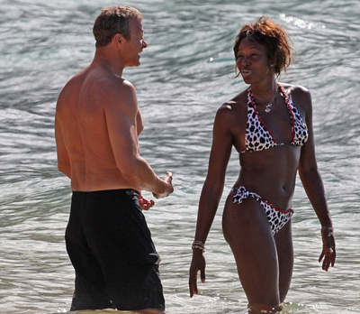 %D0%9D%D0%B0%D0%BE%D0%BC%D0%B8%20%D0%B8%20%D0%94%D0%BE%D1%80%D0%BE%D0%BD%D0%B8%D0%BD%20%D0%BE%D1%82%D0%B4%D0%BE%D1%85%D0%BD%D1%83%D0%BB%D0%B8%20%D0%BD%D0%B0%20%D0%93%D0%B0%D0%B2%D0%B0%D0%B9%D1%8F%D1%85%20(%D1%84%D0%BE%D1%82%D0%BE%20%D1%81%20%D1%81%D0%B0%D0%B9%D1%82%D0%B0%20thesun.co.uk)