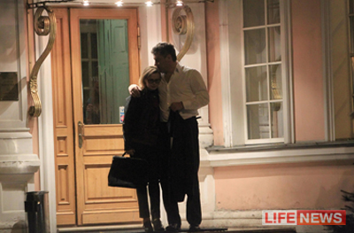 %D0%9B%D0%B8%D1%88%D1%8C%20%D0%B1%D0%BB%D0%B8%D0%B6%D0%B5%20%D0%BA%20%D0%B4%D0%B2%D1%83%D0%BC%20%D1%87%D0%B0%D1%81%D0%B0%D0%BC%20%D0%BD%D0%BE%D1%87%D0%B8%20%D1%83%D1%82%D0%BE%D0%BC%D0%BB%D0%B5%D0%BD%D0%BD%D1%8B%D0%B5%20%D0%B3%D0%BE%D1%81%D1%82%D0%B8%20%D1%80%D0%B0%D0%B7%D1%8A%D0%B5%D1%85%D0%B0%D0%BB%D0%B8%D1%81%D1%8C%20%D0%BF%D0%BE%20%D0%B4%D0%BE%D0%BC%D0%B0%D0%BC