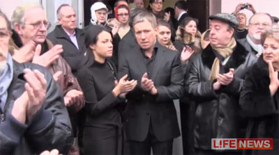 %D0%98%D0%B7%20%D0%94%D0%BE%D0%BC%D0%B0%20%D0%BA%D0%B8%D0%BD%D0%BE%20%D0%B3%D0%BE%D1%80%D0%B1%20%D0%B2%D1%8B%D0%BD%D0%BE%D1%81%D0%B8%D0%BB%D0%B8%20%D0%BF%D0%BE%20%D1%82%D1%80%D0%B0%D0%B4%D0%B8%D1%86%D0%B8%D0%B8%20%D0%BF%D0%BE%D0%B4%20%D0%B0%D0%BF%D0%BB%D0%BE%D0%B4%D0%B8%D1%81%D0%BC%D0%B5%D0%BD%D1%82%D1%8B