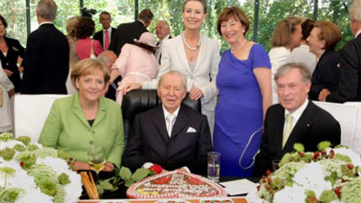 %D0%A1%D1%82%D0%BE%D0%BB%D0%B5%D1%82%D0%BD%D0%B8%D0%B9%20%D1%8E%D0%B1%D0%B8%D0%BB%D0%B5%D0%B9%20%D0%92%D0%B5%D1%80%D0%BD%D0%B5%D1%80%20%D0%9E%D1%82%D1%82%D0%BE%20%D0%BE%D1%82%D0%BF%D1%80%D0%B0%D0%B7%D0%B4%D0%BD%D0%BE%D0%B2%D0%B0%D0%BB%20%D1%81%20%D0%90%D0%BD%D0%B3%D0%B5%D0%BB%D0%BE%D0%B9%20%D0%9C%D0%B5%D1%80%D0%BA%D0%B5%D0%BB%D1%8C