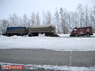 %D0%9C%D0%B0%D1%88%D0%B8%D0%BD%D0%B0%20%D0%B2%D1%80%D0%B5%D0%B7%D0%B0%D0%BB%D0%B0%D1%81%D1%8C%20%D0%B2%20%D1%81%D1%82%D0%BE%D1%8F%D1%89%D0%B8%D0%B9%20%D0%BD%D0%B0%20%D0%B4%D0%BE%D1%80%D0%BE%D0%B3%D0%B5%20%D0%B3%D1%80%D1%83%D0%B7%D0%BE%D0%B2%D0%B8%D0%BA%20