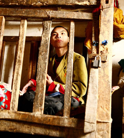 %D0%92%20%D0%9A%D0%B8%D1%82%D0%B0%D0%B5%20%D1%80%D0%BE%D0%B4%D0%B8%D1%82%D0%B5%D0%BB%D0%B8%20%D0%B2%D1%81%D1%8E%20%D0%B6%D0%B8%D0%B7%D0%BD%D1%8C%20%D0%B4%D0%B5%D1%80%D0%B6%D0%B0%D1%82%20%D1%81%D1%8B%D0%BD%D0%B0%20%D0%B2%20%D0%BA%D0%BB%D0%B5%D1%82%D0%BA%D0%B5%20(%D1%84%D0%BE%D1%82%D0%BE%20huffingtonpost.co.uk)