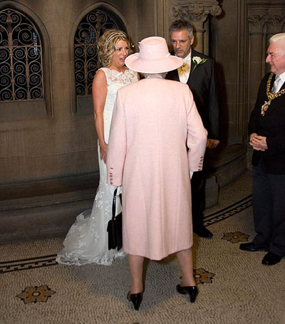 %D0%95%D0%BB%D0%B8%D0%B7%D0%B0%D0%B2%D0%B5%D1%82%D0%B0%20II%20%D1%81%D1%82%D0%B0%D0%BB%D0%B0%20%D1%81%D0%B0%D0%BC%D1%8B%D0%BC%20%D0%B3%D0%BB%D0%B0%D0%B2%D0%BD%D1%8B%D0%BC%20%D0%B3%D0%BE%D1%81%D1%82%D0%B5%D0%BC%20%D0%BD%D0%B0%20%D1%81%D0%B2%D0%B0%D0%B4%D1%8C%D0%B1%D0%B5%20%D1%81%D0%B2%D0%BE%D0%B8%D1%85%20%D0%BF%D0%BE%D0%B4%D0%B4%D0%B0%D0%BD%D0%BD%D1%8B%D1%85%20(%D1%84%D0%BE%D1%82%D0%BE%20thesun.co.uk)