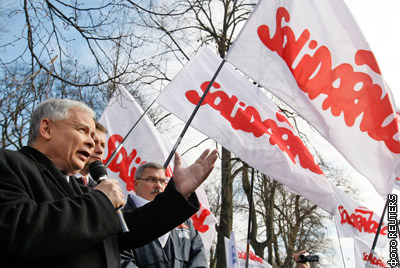 %D0%91%D1%80%D0%B0%D1%82%20%D0%9A%D0%B0%D1%87%D0%B8%D0%BD%D1%8C%D1%81%D0%BA%D0%BE%D0%B3%D0%BE%20%D0%B2%D0%BD%D0%BE%D0%B2%D1%8C%20%D0%BE%D0%B1%D0%B2%D0%B8%D0%BD%D0%B8%D0%BB%20%D0%A0%D0%A4%20%D0%B2%20%D0%BA%D1%80%D1%83%D1%88%D0%B5%D0%BD%D0%B8%D0%B8%20%D0%A2%D1%83-154%20(%D1%84%D0%BE%D1%82%D0%BE%20Reuters)