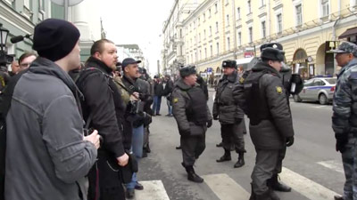 В москве усилена охрана. Москва 24 ирландец. Охрана государственной думы. Досмотр болельщиков на стадионе. Охрана макгрегора.