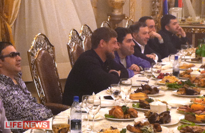 %D0%93%D0%BE%D1%81%D1%82%D0%B5%D0%B9%20%D0%B2%D1%81%D1%82%D1%80%D0%B5%D1%87%D0%B0%D0%BB%D0%B8%20%D0%B7%D0%B0%20%D0%BD%D0%B0%D0%BA%D1%80%D1%8B%D1%82%D1%8B%D0%BC%20%D0%BD%D0%B0%D1%86%D0%B8%D0%BE%D0%BD%D0%B0%D0%BB%D1%8C%D0%BD%D1%8B%D0%BC%D0%B8%20%D0%B1%D0%BB%D1%8E%D0%B4%D0%B0%D0%BC%D0%B8%20%D1%81%D1%82%D0%BE%D0%BB%D0%BE%D0%BC