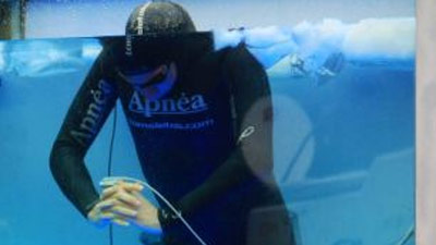 Мировой рекорд без воды. Том Ситас рекорд. Мировой рекорд под водой без воздуха. Том Ситас задержка дыхания.
