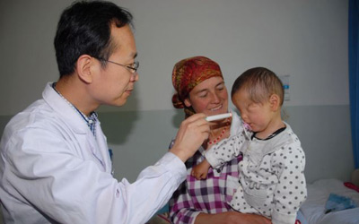 %D0%A3%20%D1%80%D0%BE%D0%B6%D0%B4%D0%B5%D0%BD%D0%BD%D0%BE%D0%B3%D0%BE%20%D0%B1%D0%B5%D0%B7%20%D0%B3%D0%BB%D0%B0%D0%B7%20%D0%BC%D0%B0%D0%BB%D1%8B%D1%88%D0%B0%20%D0%BD%D0%B0%D1%88%D0%BB%D0%B8%20%D0%B3%D0%BB%D0%B0%D0%B7%D0%BD%D0%BE%D0%B5%20%D1%8F%D0%B1%D0%BB%D0%BE%D0%BA%D0%BE%20(%20%D1%84%D0%BE%D1%82%D0%BE%20dailymail.co.uk)