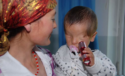 %D0%A3%20%D1%80%D0%BE%D0%B6%D0%B4%D0%B5%D0%BD%D0%BD%D0%BE%D0%B3%D0%BE%20%D0%B1%D0%B5%D0%B7%20%D0%B3%D0%BB%D0%B0%D1%85%D0%B7%20%D0%BC%D0%B0%D0%BB%D1%8B%D1%88%D0%B0%20%D0%BD%D0%B0%D1%88%D0%BB%D0%B8%20%D0%B3%D0%BB%D0%B0%D0%B7%D0%BD%D0%BE%D0%B5%20%D1%8F%D0%B1%D0%BB%D0%BE%D0%BA%D0%BE%20(%20%D1%84%D0%BE%D1%82%D0%BE%20dailymail.co.uk)