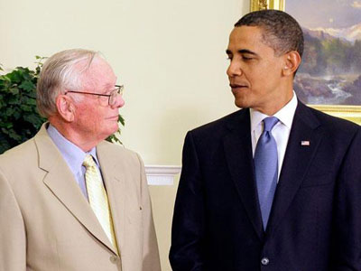 %D0%9D%D0%B8%D0%BB%20%D0%90%D1%80%D0%BC%D1%81%D1%82%D1%80%D0%BE%D0%BD%D0%B3%20%D0%B8%20%D0%91%D0%B0%D1%80%D0%B0%D0%BA%20%D0%9E%D0%B1%D0%B0%D0%BC%D0%B0%20%D0%BD%D0%B0%20%D0%B2%D1%81%D1%82%D1%80%D0%B5%D1%87%D0%B5%20%D0%B2%20%D0%91%D0%B5%D0%BB%D0%BE%D0%BC%20%D0%B4%D0%BE%D0%BC%D0%B5%20%D0%B2%202009%20%D0%B3%D0%BE%D0%B4%D1%83%20(%D1%84%D0%BE%D1%82%D0%BE%20politico.com)