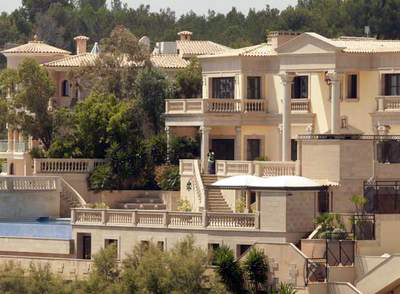 %D0%9E%D1%81%D0%BE%D0%B1%D0%BD%D1%8F%D0%BA%20%D0%93%D0%B5%D0%BD%D0%BD%D0%B0%D0%B4%D0%B8%D1%8F%20%D0%9F%D0%B5%D1%82%D1%80%D0%BE%D0%B2%D0%B0%20%D1%81%D1%82%D0%BE%D0%B8%D1%82%20%D0%BD%D0%B0%20%D1%81%D0%BA%D0%B0%D0%BB%D0%B5%20%D0%BD%D0%B0%20%D0%BE%D1%81%D1%82%D1%80%D0%BE%D0%B2%D0%B5%20%D0%9C%D0%B0%D0%B9%D0%BE%D1%80%D0%BA%D0%B0%20(%D1%84%D0%BE%D1%82%D0%BE%3A%20abc.es)