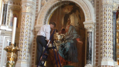 %D0%A0%D0%B0%D0%B1%D0%BE%D1%82%D0%BD%D0%B8%D0%BA%20%D1%85%D1%80%D0%B0%D0%BC%D0%B0%20%D0%BF%D1%8B%D1%82%D0%B0%D0%B5%D1%82%D1%81%D1%8F%20%D0%BE%D1%82%D0%BC%D1%8B%D1%82%D1%8C%20%D0%BF%D0%BE%D1%81%D1%82%D1%80%D0%B0%D0%B4%D0%B0%D0%B2%D1%88%D1%83%D1%8E%20%D0%B8%D0%BA%D0%BE%D0%BD%D1%83