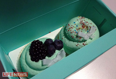 %D0%9D%D0%B0%20%D0%B2%D1%8B%D1%85%D0%BE%D0%B4%D0%B5%20%D0%B3%D0%BE%D1%81%D1%82%D1%8F%D0%BC%20%D0%B4%D0%B0%D1%80%D0%B8%D0%BB%D0%B8%20%D0%BA%D0%BE%D1%80%D0%BE%D0%B1%D0%BE%D1%87%D0%BA%D0%B8%20%D1%81%20%D0%BC%D0%BE%D1%80%D0%BE%D0%B6%D0%B5%D0%BD%D1%8B%D0%BC