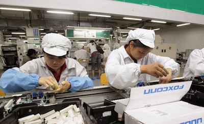 %D0%97%D0%B0%D0%B2%D0%BE%D0%B4%20Foxconn%3A%20%D0%BD%D0%B0%20%D1%81%D0%B1%D0%BE%D1%80%D0%BE%D1%87%D0%BD%D0%BE%D0%B9%20%D0%BB%D0%B8%D0%BD%D0%B8%D0%B8%20iPhone%205%20(%D1%84%D0%BE%D1%82%D0%BE%3A%20AFP)