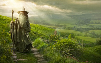 %D0%A4%D1%80%D0%B0%D0%B3%D0%BC%D0%B5%D0%BD%D1%82%20%D1%80%D0%B5%D0%BA%D0%BB%D0%B0%D0%BC%D0%BD%D0%BE%D0%B3%D0%BE%20%D0%BF%D0%BE%D1%81%D1%82%D0%B5%D1%80%D0%B0%20%D1%84%D0%B8%D0%BB%D1%8C%D0%BC%D0%B0%20%22%D0%A5%D0%BE%D0%B1%D0%B1%D0%B8%D1%82%22%20%D0%9F%D0%B8%D1%82%D0%B5%D1%80%D0%B0%20%D0%94%D0%B6%D0%B5%D0%BA%D1%81%D0%BE%D0%BD%D0%B0%20(%D0%B8%D0%BB%D0%BB%D1%8E%D1%81%D1%82%D1%80%D0%B0%D1%86%D0%B8%D1%8F%3A%20thehobbit.com)