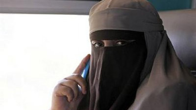 %D0%96%D0%B5%D0%BD%D1%89%D0%B8%D0%BD%D0%B0%20%D0%B2%20%D0%A1%D0%B0%D1%83%D0%B4%D0%BE%D0%B2%D1%81%D0%BA%D0%BE%D0%B9%20%D0%90%D1%80%D0%B0%D0%B2%D0%B8%D0%B8%20%D0%BD%D0%B5%20%D0%BC%D0%BE%D0%B6%D0%B5%D1%82%20%D0%B2%D1%8B%D0%B5%D1%85%D0%B0%D1%82%D1%8C%20%D0%B7%D0%B0%20%D0%B3%D1%80%D0%B0%D0%BD%D0%B8%D1%86%D1%83%20%D0%B1%D0%B5%D0%B7%20%D1%81%D0%BE%D0%BF%D1%80%D0%BE%D0%B2%D0%BE%D0%B6%D0%B4%D0%B5%D0%BD%D0%B8%D1%8F%20%D0%BC%D1%83%D0%B6%D0%B0%20(%D1%84%D0%BE%D1%82%D0%BE%3A%20Reuters)