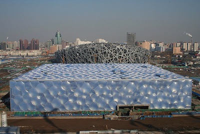 %D0%97%D0%B4%D0%B0%D0%BD%D0%B8%D0%B5%20%D0%BF%D0%BB%D0%B0%D0%B2%D0%B0%D1%82%D0%B5%D0%BB%D1%8C%D0%BD%D0%BE%D0%B3%D0%BE%20%D0%BA%D0%BE%D0%BC%D0%BF%D0%BB%D0%B5%D0%BA%D1%81%D0%B0%20%D0%B2%20%D0%9F%D0%B5%D0%BA%D0%B8%D0%BD%D0%B5%2C%20%D0%B3%D0%B4%D0%B5%20%D1%81%D0%B5%D0%B9%D1%87%D0%B0%D1%81%20%D0%BF%D1%80%D0%BE%D1%85%D0%BE%D0%B4%D0%B8%D1%82%20%D0%BF%D1%80%D0%B5%D0%B7%D0%B5%D0%BD%D1%82%D0%B0%D1%86%D0%B8%D1%8F%20Meizu%20MX2%20(%D1%84%D0%BE%D1%82%D0%BE%3A%20Angus)