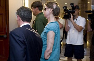 %D0%91%D0%BB%D0%B8%D0%B7%D0%BA%D0%B8%D0%B5%20%D0%B0%D0%BC%D0%B5%D1%80%D0%B8%D0%BA%D0%B0%D0%BD%D0%BA%D0%B8%20%D0%BF%D0%BE%D0%B4%D0%B0%D0%BB%D0%B8%20%D0%B8%D1%81%D0%BA%20%D0%B2%20%D1%81%D1%83%D0%B4%20(%D1%84%D0%BE%D1%82%D0%BE%3A%20dailymail.co.uk)