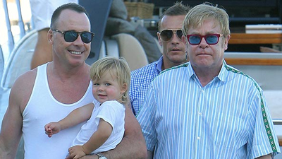 %D0%AD%D0%BB%D1%82%D0%BE%D0%BD%20%D0%94%D0%B6%D0%BE%D0%BD%20%D0%B8%20%D0%B5%D0%B3%D0%BE%20%D1%81%D1%83%D0%BF%D1%80%D1%83%D0%B3%20%D0%94%D1%8D%D0%B2%D0%B8%D0%B4%20%D0%A4%D0%B5%D1%80%D0%BD%D0%B8%D1%88%20%D0%B2%D0%BC%D0%B5%D1%81%D1%82%D0%B5%20%D1%81%20%D0%B8%D1%85%20%D0%BF%D0%B5%D1%80%D0%B2%D1%8B%D0%BC%20%D1%81%D1%8B%D0%BD%D0%BE%D0%BC%20%D0%BF%D0%BE%20%D0%B8%D0%BC%D0%B5%D0%BD%D0%B8%20%D0%97%D0%B0%D1%85%D0%B0%D1%80%D0%B8%D0%B9%20(%D1%84%D0%BE%D1%82%D0%BE%3A%20thesun.co.uk)