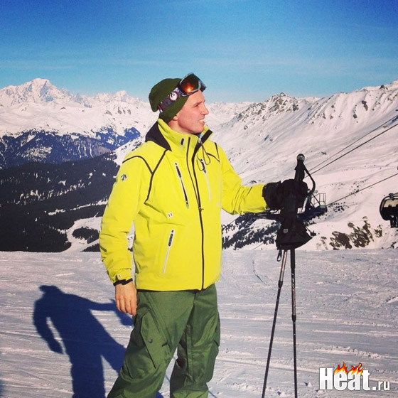 Каждый год Игорь с сыном едут на склоны кататься на сноуборде и лыжах