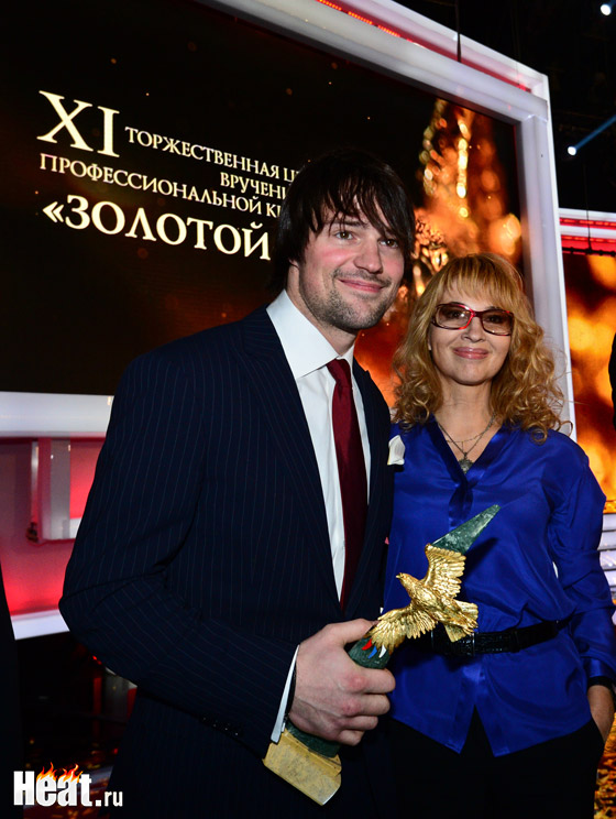 Даниил Козловский победитель в номинации "Лучшая мужская роль" с мамой.