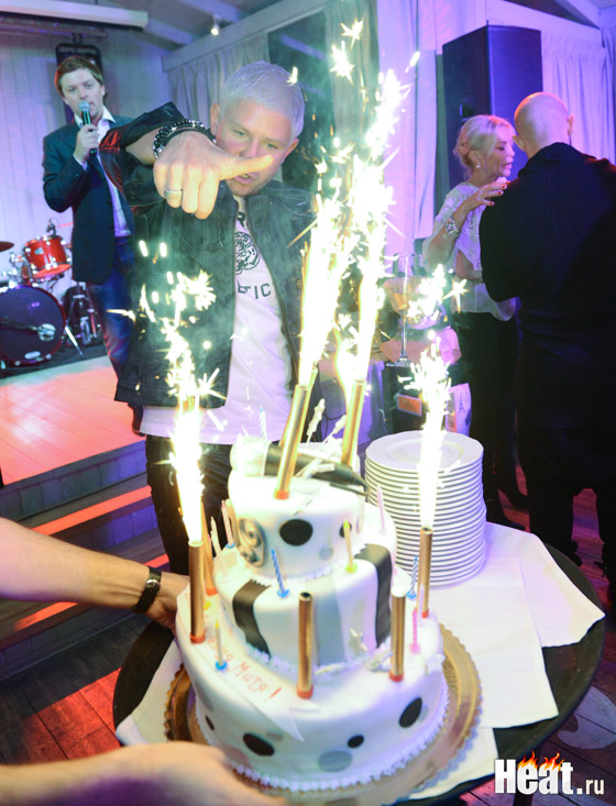 Праздничный трехъярусный торт с цифрой "19" стал сюрпризом для гостей