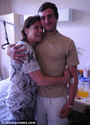 %D0%AE%D0%BD%D0%BE%D1%88%D0%B0%20%D0%BF%D1%80%D0%B8%D1%85%D0%BE%D0%B4%D0%B8%D1%82%20%D0%B2%20%D1%81%D0%B5%D0%B1%D1%8F%20%D0%B2%20%D0%B3%D0%BE%D1%81%D0%BF%D0%B8%D1%82%D0%B0%D0%BB%D0%B5%20%D0%BF%D0%BE%D1%81%D0%BB%D0%B5%20%D1%81%D0%BF%D0%B0%D1%81%D0%B5%D0%BD%D0%B8%D1%8F%20(%D1%84%D0%BE%D1%82%D0%BE%3A%20dailymail.co.uk)