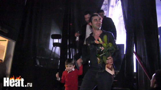 Младший сын во время выступления выбежал на сцену, чтобы подарить папе букет цветов