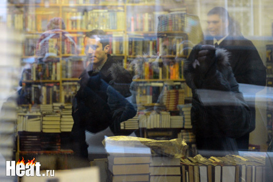 В книжном магазине "Циолковский" Элайджа также провел не менее полутора часов