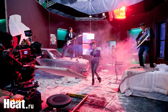 Певица наотрез отказалась от услуг каскадера, выполнив сложные трюки лично