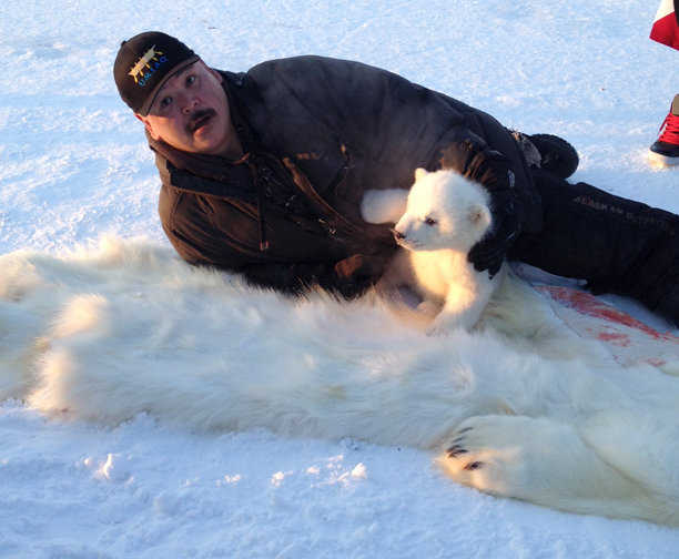 %D0%94%D0%B6%D0%B5%D0%B9%D0%BC%D1%81%20%D0%A2%D0%B0%D0%B7%D1%80%D1%83%D0%BA%20%D0%BD%D0%B0%D1%88%D0%B5%D0%BB%20%D0%BC%D0%B5%D0%B4%D0%B2%D0%B5%D0%B6%D0%BE%D0%BD%D0%BA%D0%B0%20%D0%B2%20%D0%B1%D0%B5%D1%80%D0%BB%D0%BE%D0%B3%D0%B5%20(%D1%84%D0%BE%D1%82%D0%BE%3A%20adn.com)