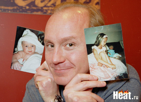 Андрей Панин с фотографиями дочери Надежды и сына Александра